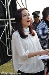 组图：王励勤女友刘彦池性感主持 薄纱装妩媚动人