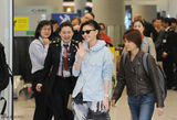 组图：孙燕姿机场亮相引众粉丝追逐围观