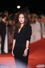 组图：赵薇携《致青春》亮相 黑衣红唇成熟妩媚