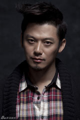 组图：芦芳生冬日时尚写真 复古百搭硬朗型男范