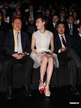 组图：孙俪着白色小洋裙 享受婚后生活暂不接戏