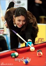 组图：韩国小姐穿皮草露蛮腰齐聚台球大赛