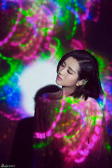 组图：何洁《坏童话》宣传写真光影绚烂