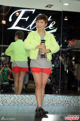 组图：黄小琥为音乐会塑体态 学跳健身舞