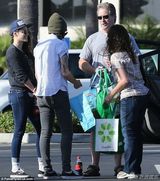 组图：暮光女素颜休闲装出街 拿可乐豪放对瓶吹