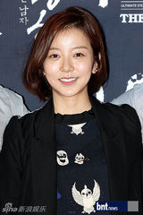 组图：李秉宪韩孝珠等亮相《光海》红毯秀