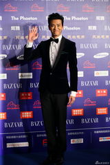 组图：陈晓东别致黑衣亮相红毯携手化妆师Zing