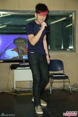 组图：宝弟变青蛙王子 将与高凌风隔世对唱