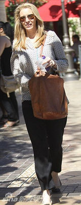 组图：《老友记》菲比录节目蓝裙清爽 便衣出行似路人