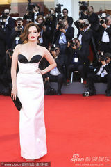 组图：约瑟芬透视装近全裸 和爆乳女星热辣深吻