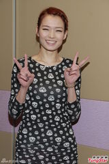 组图：《女警》庆功会谢天华周丽淇搞笑互吻