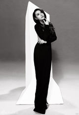 组图：爱戴回归 曝首波复古黑色长裙宣传照