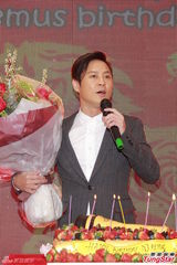 组图：草蜢蔡一杰庆47岁生日 为慈善捐贴身泳裤