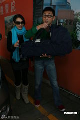 幻灯图：郭可盈恢复良好出院 文龙紧张女儿全程笑容