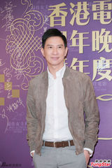 组图：章子怡火红包身裙挽手梁朝伟 宗师夺4奖