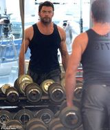 组图：休-杰克曼健身房狂练肌肉 卖力满头大汗