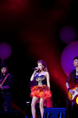 组图：天生歌姬A-Lin澳门开唱 牛仔热裤秀长腿