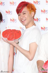 组图：苏打绿团员互爆料 当场调侃男记者