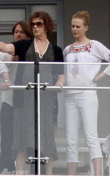 幻灯：妮可返回澳洲过圣诞 与父母享受悠闲假期