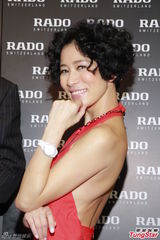 组图：佘诗曼暴瘦露肉秀美背 不慎露隐形内衣