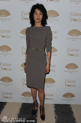 组图：张曼玉亮相巴黎 复古裙装时尚大气