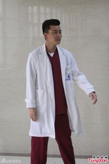 组图：贾乃亮上海拍戏 李小璐甘当绿叶