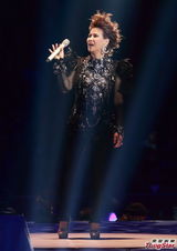组图：甄妮香港个唱开幕 低胸热舞秀豪乳