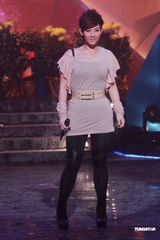 组图：《劲歌金曲》录影 阿娇(钟欣桐)出席郑欣宜落泪