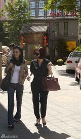 组图：张庭神秘现身 甜心辣妈身材恢复神速