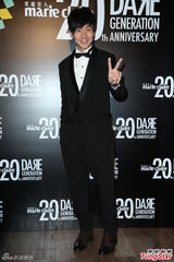 组图：林俊杰西装绅士献唱 自曝已一年未接吻