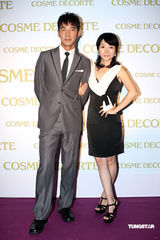 幻灯：陶晶莹与老公首度亲密代言 不忘为小S叫屈