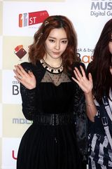 高清组图：韩团2NE1Beast等亮相Melon音乐颁奖礼