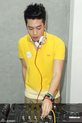 组图：周汤豪搓碟任客座DJ 新专辑包揽全创作