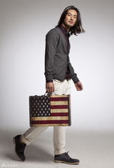 组图：娄淇曝光个性写真 长发帅气显型男本色