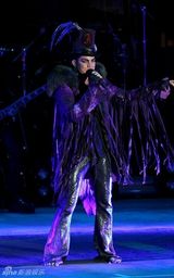 幻灯图集：美偶冠军亚当-兰伯特洛杉矶性感开唱