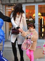 组图：凯蒂带女儿打网球 苏瑞抱粉色球拍亮相