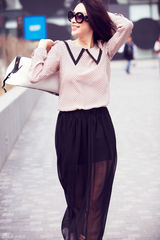 组图：张俪英伦复古街拍  波点黑纱长裙慵懒飘逸