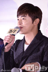 组图：李钟硕穿蜘蛛人格纹装亮相《观相》试映