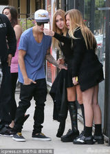 组图：比伯无惧招妓丑闻出街 搂怀孕女粉丝拍照