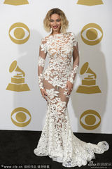 组图：56届格莱美红毯 泰勒透视麦当娜反串绅士