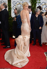 组图：《绝命毒师》女主亮相红毯 裸背优雅性感