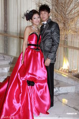 组图：洪天明周家蔚婚纱秀大方热吻 不急结婚生子