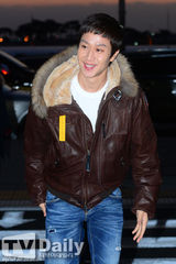 组图：韩星郑宇赴塞班度假休闲穿搭现身机场