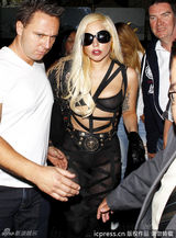 组图：Lady Gaga薄纱bra无惧露点金发墨镜闪亮登场
