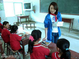 幻灯图：闫妮远赴山区 探访希望小学担任支教老师 