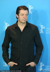 组图：《拉芙莱斯》记者会 阿曼达红裙迷人