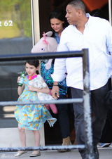 组图：6岁苏瑞可爱现身 花裙抢眼毛绒玩具不离身