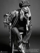 组图：Gaga拍另类黑白写真 边比剪刀手边流泪