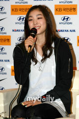 幻灯图：韩国花样滑冰选手金妍儿出国新闻发布会 