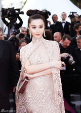 组图：范冰冰戛纳走秀 发髻复古蕾丝礼服妩媚优雅